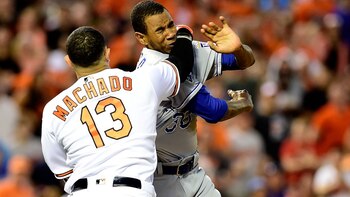 Manny Machado y Yordano Ventura iniciaron la barbarie. Se fueron expulsados (AFP)