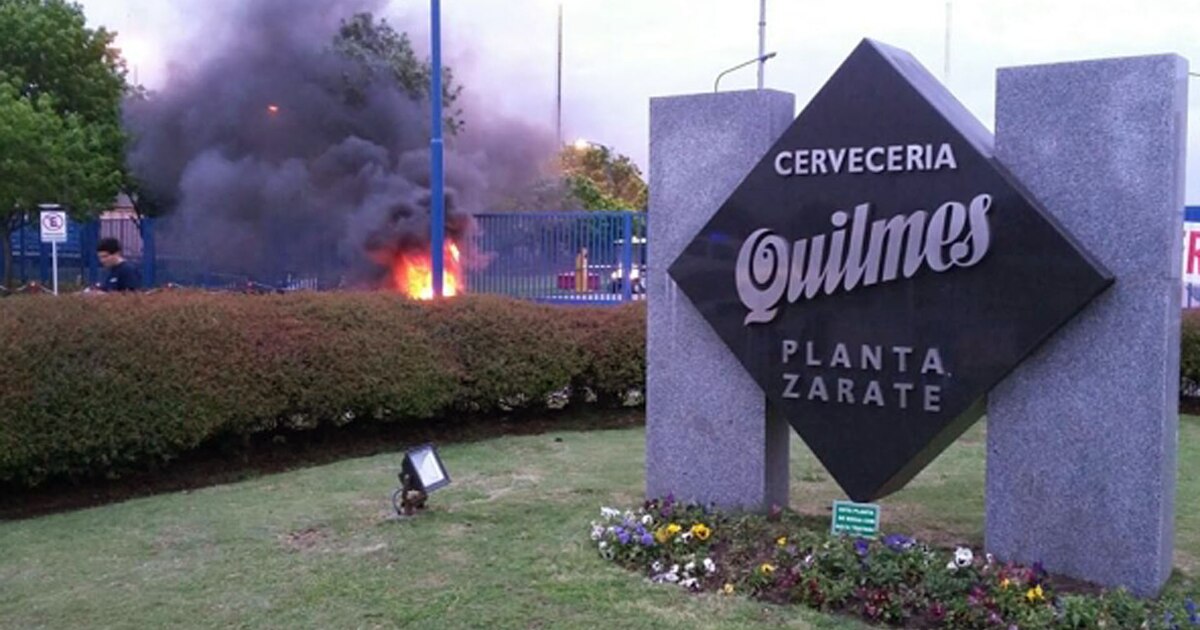 https://www.infobae.com/resizer/v2/https%3A%2F%2Fs3.amazonaws.com%2Farc-wordpress-client-uploads%2Finfobae-wp%2Fwp-content%2Fuploads%2F2016%2F06%2F08111619%2Fbloqueo-planta-quilmes-zarate-camioneros-1920.jpg?auth=f2e9f961f708b2378e247797b666fbef31f7d0327e3120ec2bcea2e9d88ceb01&smart=true&width=1200&height=630&quality=85