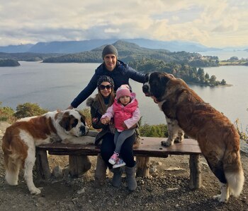 La familia, acompañada por los perros San Bernardo