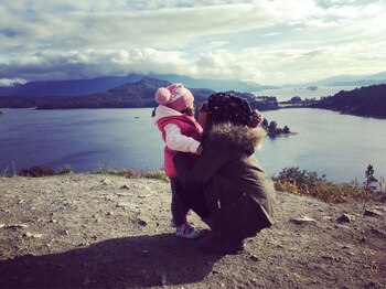 La modelo juega con su pequeña hija