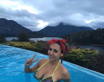 Tamara Alves en una pileta climatizada