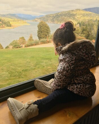 Shuliana observa el paisaje