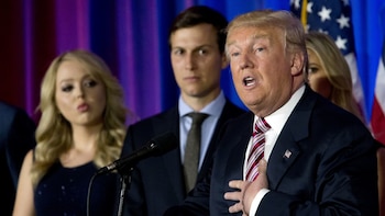 Donald Trump y, detrás, su