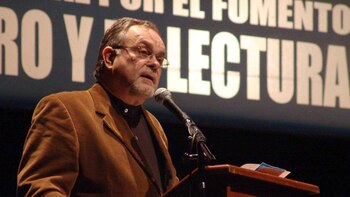 El escritor Mempo Giardinelli publicó