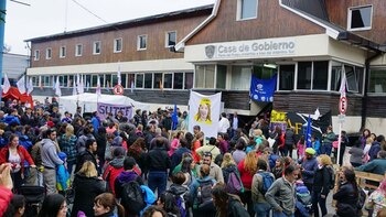 El conflicto con estatales sigue en Tierra del Fuego. (@AGENCIAAUSTRAL)