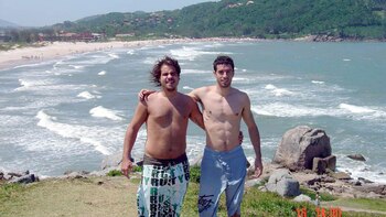 Ariel Malvino (der.), con un