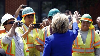 Hillary Clinton durante una recorrida de campaña en Washingtton DC (AP)