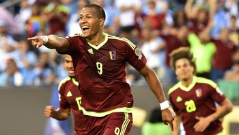 Salomón Rondón recibió una advertencia
