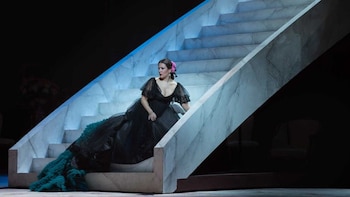 Vestido negro de gasa con