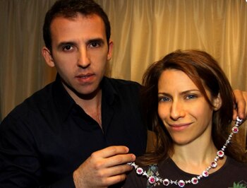 Colocándole el collar réplica de