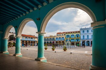 La belleza natural de la urbe portuaria a su arquitectura antigua hacen de la capital antillana una ciudad hermosa y misteriosa que parece detenida en el tiempo.