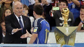 Blatter junto a Lionel Messi