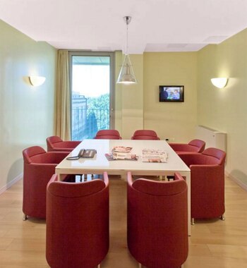 La habitación cuenta con sala