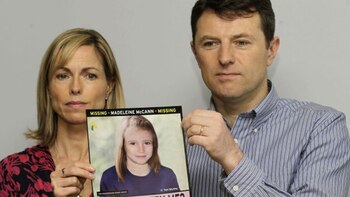 Kate y Gerry McCann muestran una fotografía de Maddie tal como sería en la actualidad (AP)