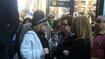 Muchas personas aguardan en la