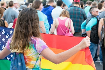 Mientras cientos de personas continúan