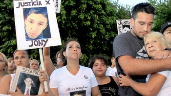 Familiares, vecinos y amigos del joven asesinado(foto de archivo – Gentileza El Sol)