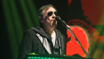 El hombre del bigote bicolor