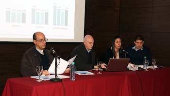 El rector Fernández y el sociólogo Salvia en la presentación del informe este mediodía.
