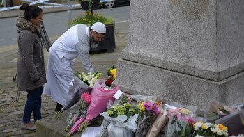 La bandera se mantiene a