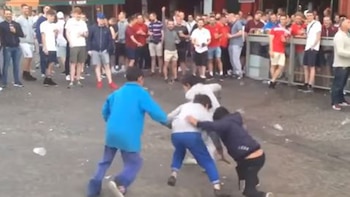 Los británicos les arrojaron monedas