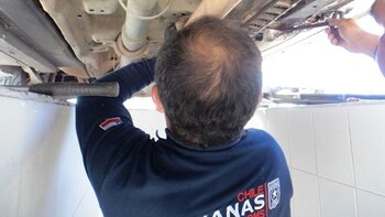 Con herramientas para cortar metal,