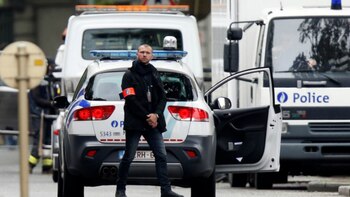 Un policía sin uniforme custodia