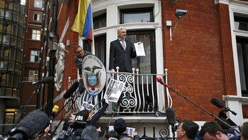 Julian Assange en el balcón
