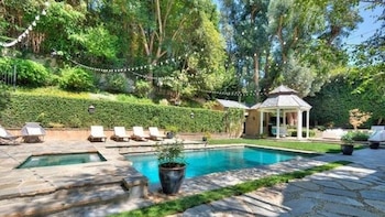 En el exterior se destacan