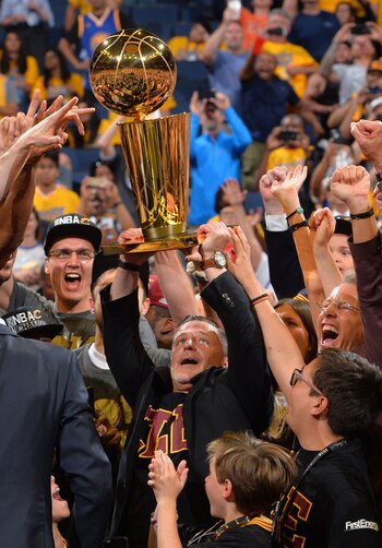 Dan Gilbert levantando el trofeo