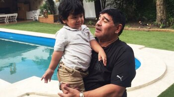 Diego Maradona con su hijo