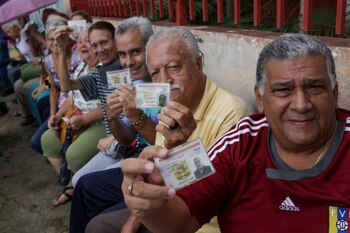 Un grupo de personas acude a la fase de validación de firmas (EFE)