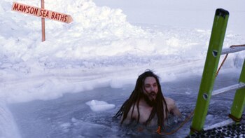 Un expedicionario con rastas se