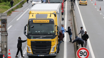 Inmigrantes intentan subir por la fuerza a un camión en Calais