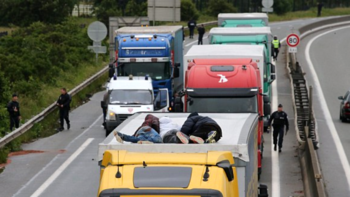 Así cruzan la frontera, sobre los techos de los camiones, rumbo a Dover en Inglaterra