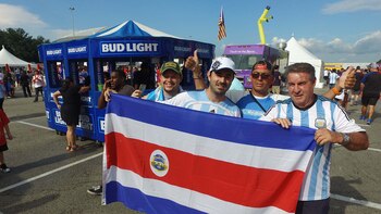 Hinchas argentinos con la bandera de Costa Rica (Franco Scaramelli)