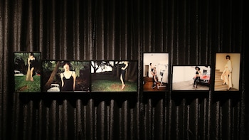 La exhibición consiste en una serie de 21 fotografías de moda