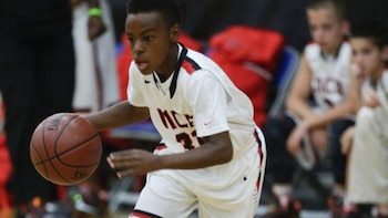 Tiene movimientos similares a LeBron James y eso sedujo a las universidades