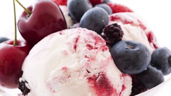 Helado de ciruelas con arándanos: