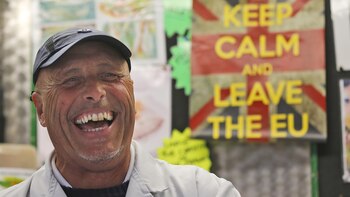 Un votante británico, junto a