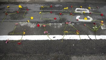 “Por favor quédense”, el mensaje frente a la representación británica ante la Unión Europea en Bélgica (AP)