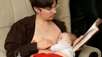 El joven trans amamanta a