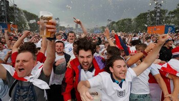 Fanáticos ingleses bebiendo cerveza en