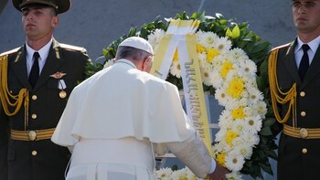 El papa depositó una corona