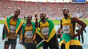Bailey-Cole, de 24 años, junto al equipo de Jamaica que ganó en el Mundial 2013 (AP)