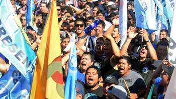 Trabajadores petroleros participan de un