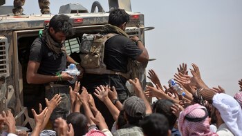 Fuerzas iraquíes ayudan a civiles