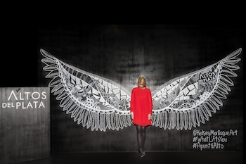 Kelsey Montague posa junto a