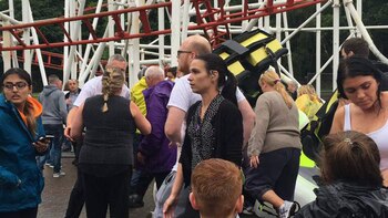 Seis ambulancias y seis camiones de bomberos llegaron hasta el parque de diversiones del accidente.