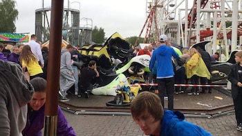 El vagón de la atracción llamada “Tsunami” cayó desde nueve metros sobre una atracción infantil.